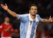 AYX官方直播-绿茵与硬木的碰撞，国家德比与跨洋胜利的双重奏