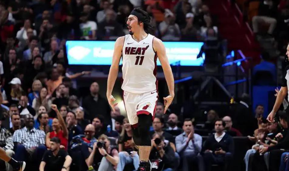 菲律宾男篮翻盘热火,字母哥送出助攻 菲律宾男篮翻盘热火,字母哥送出助攻