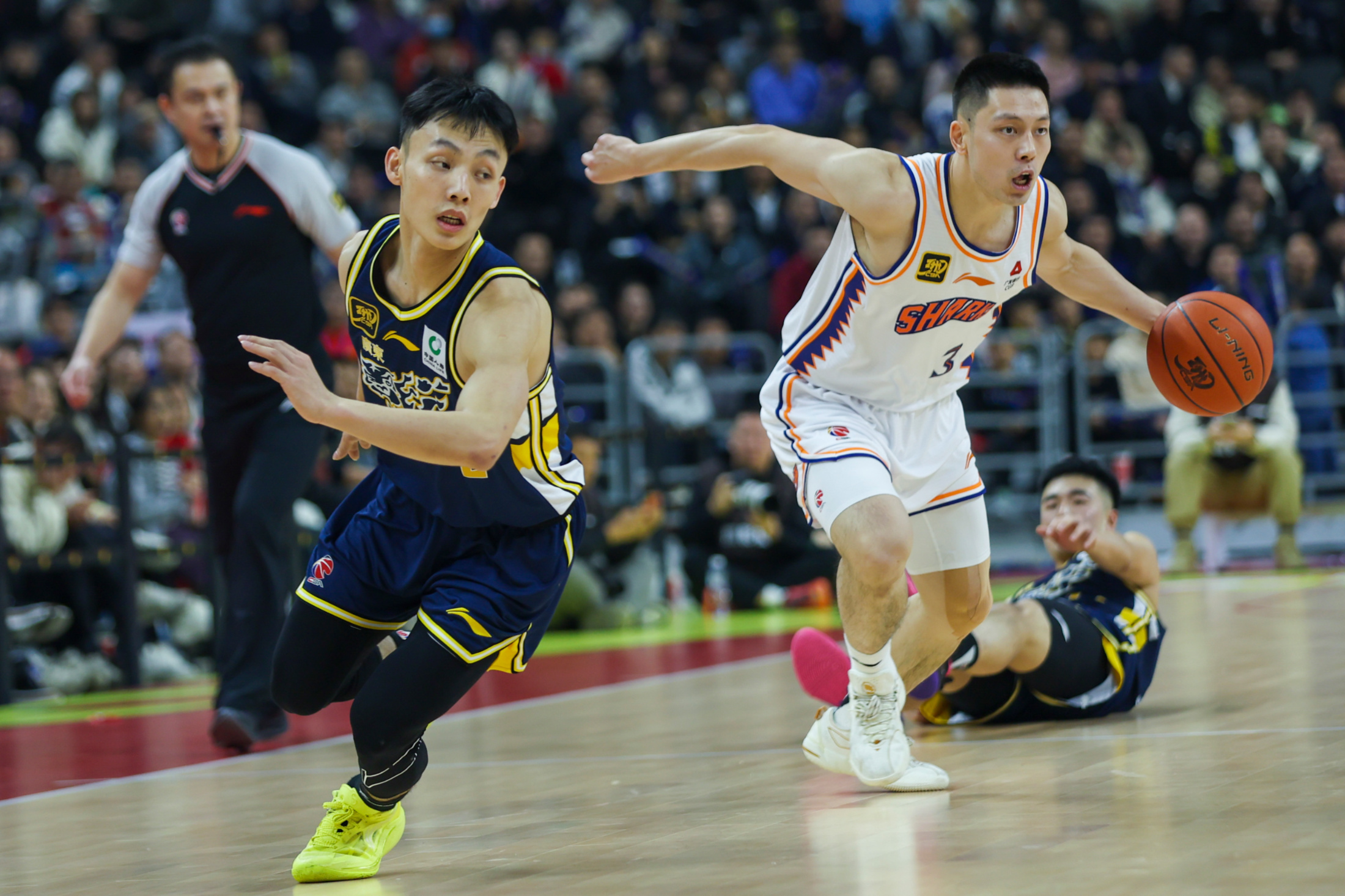 广东队完胜掘金，范弗利特扛起全队