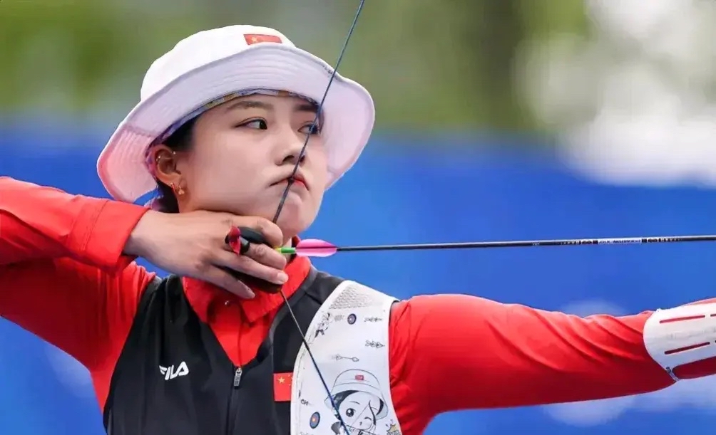 射箭比赛选手心境平和准中靶心