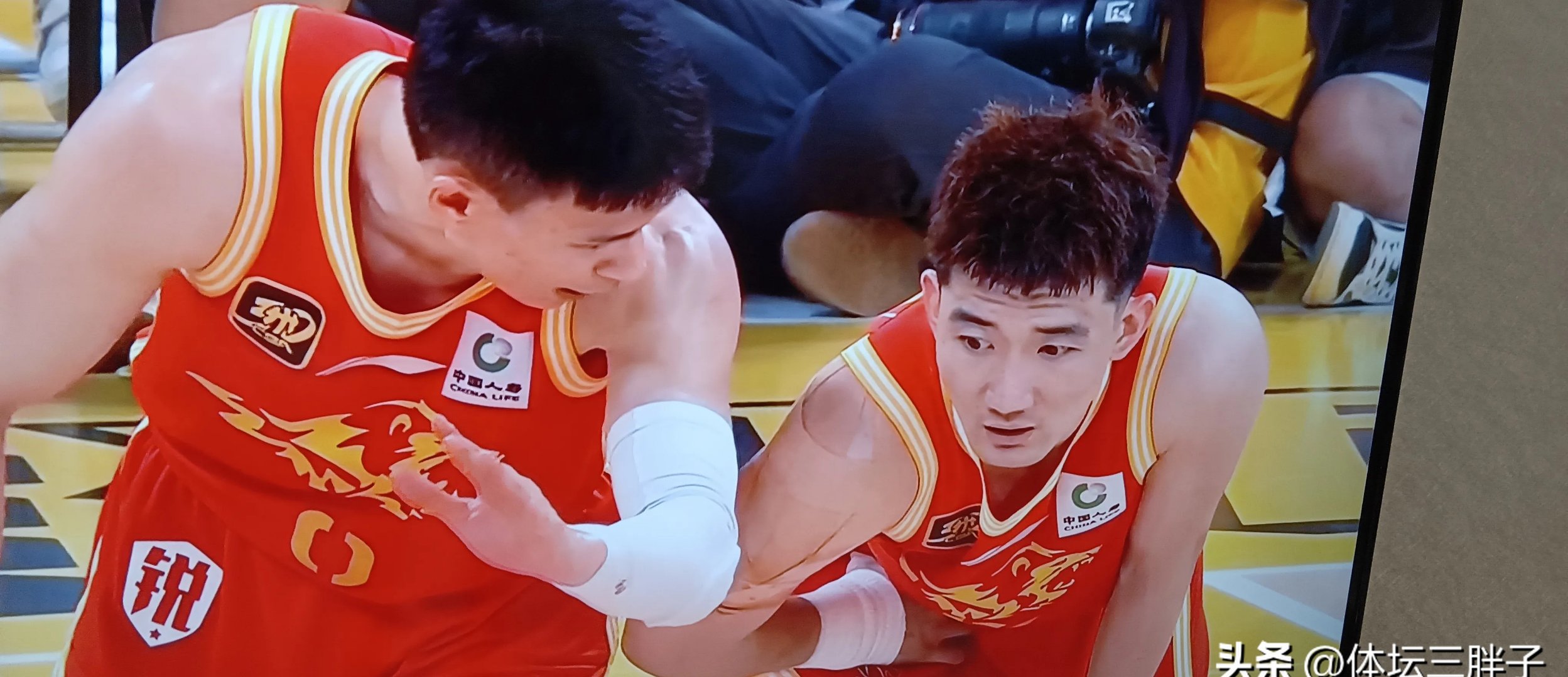 雄鹿鏖战吉林队,胡金秋带队取胜 雄鹿鏖战吉林队,胡金秋带队取胜