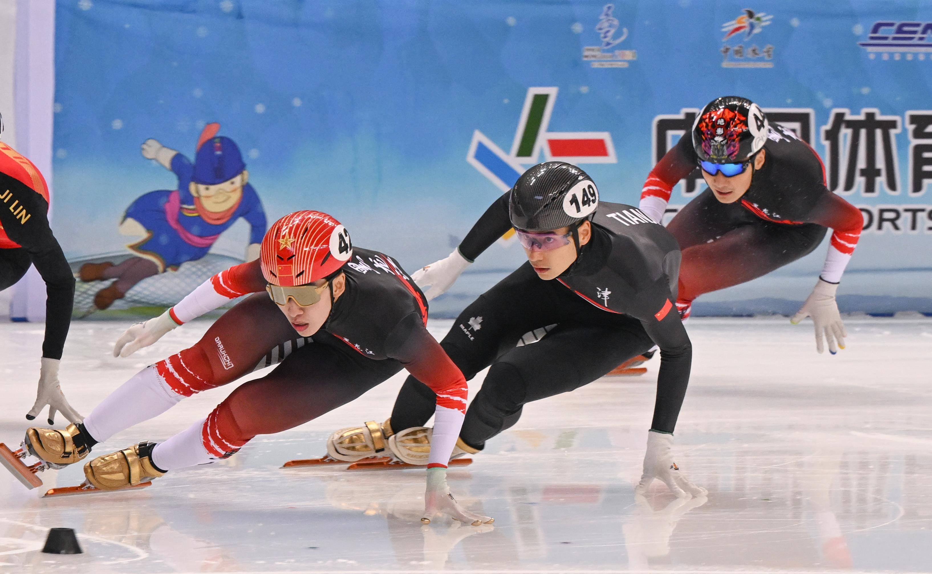 体育项目精彩场面不断，选手实力过招