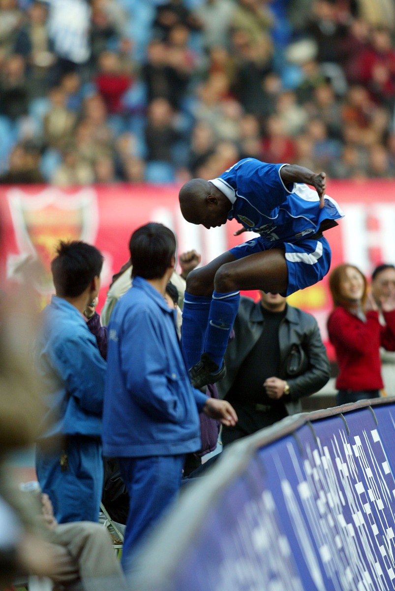 体育项目精彩场面不断，选手实力过招