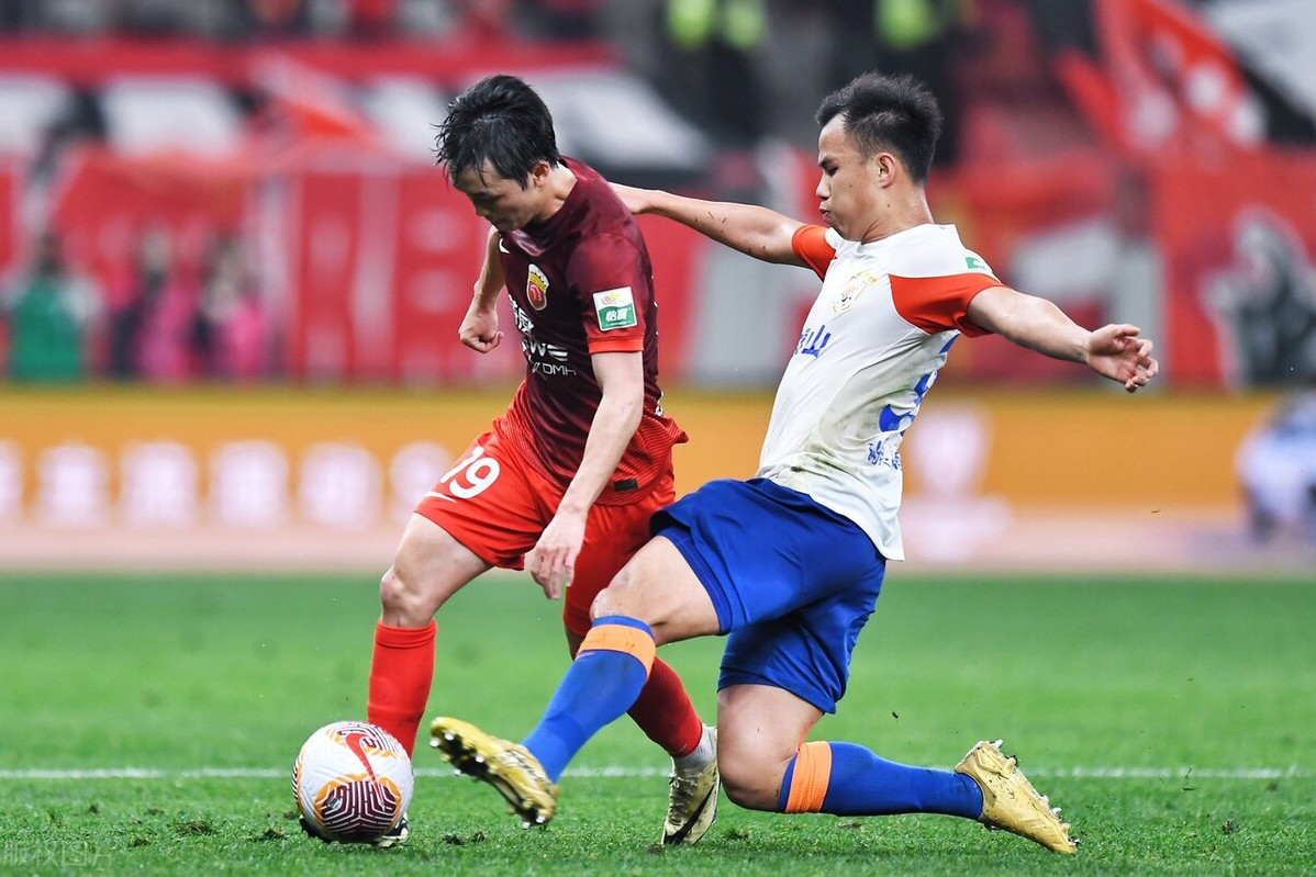 国内足球联赛中一场精彩对决！